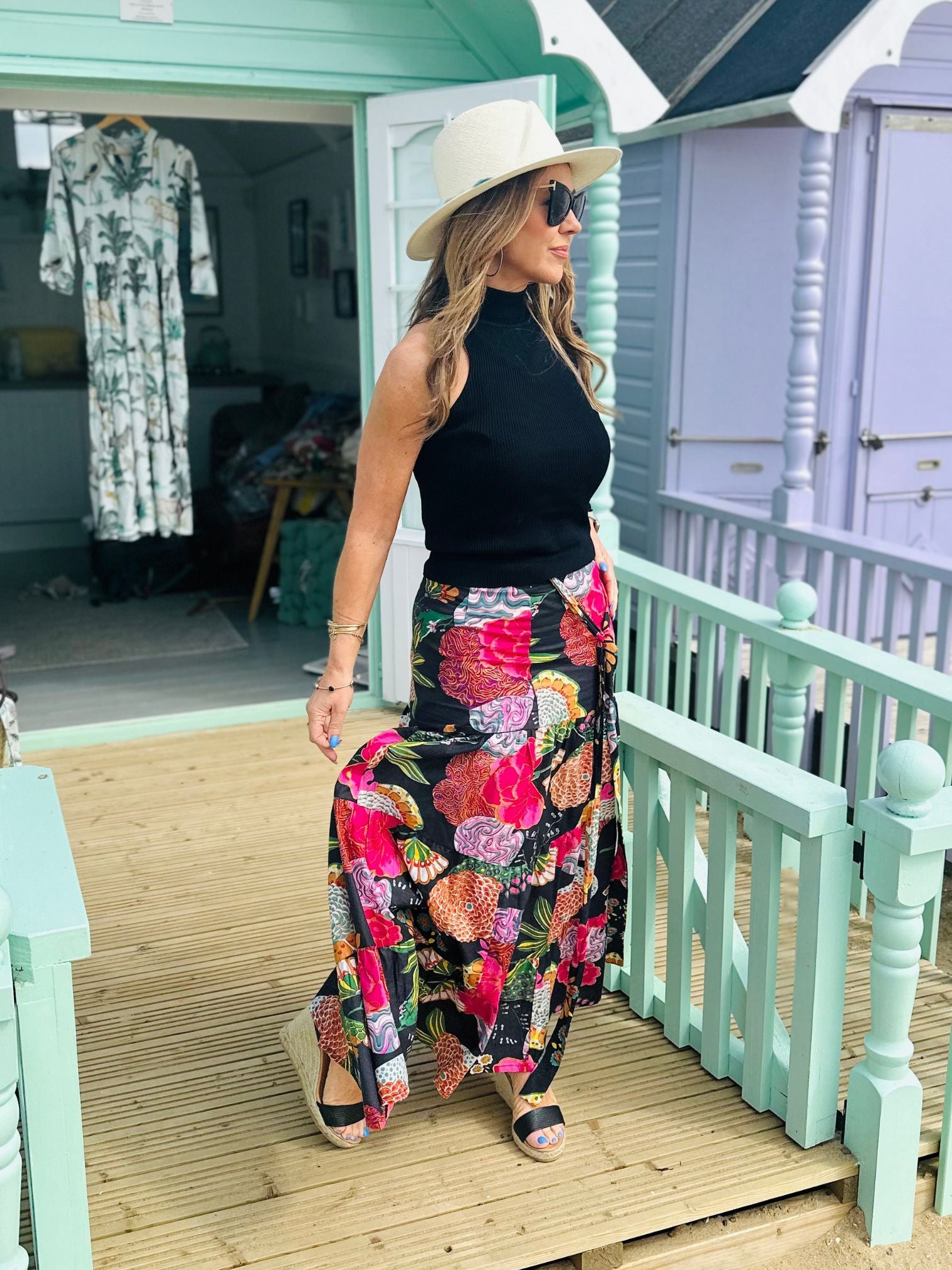 Black floral maxi skirt outfit hotsell