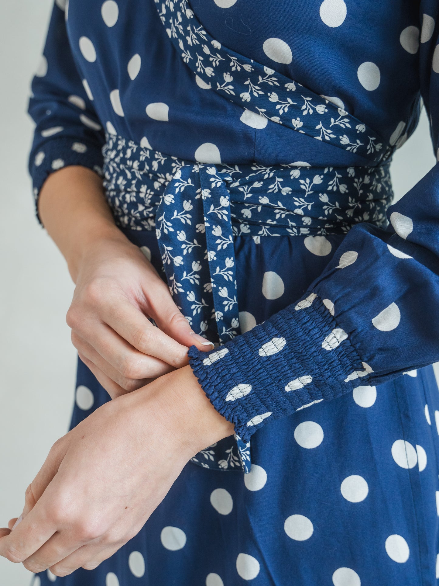 'IT'S A WRAP' DRESS IN NAVY IVORY (EcoVero)